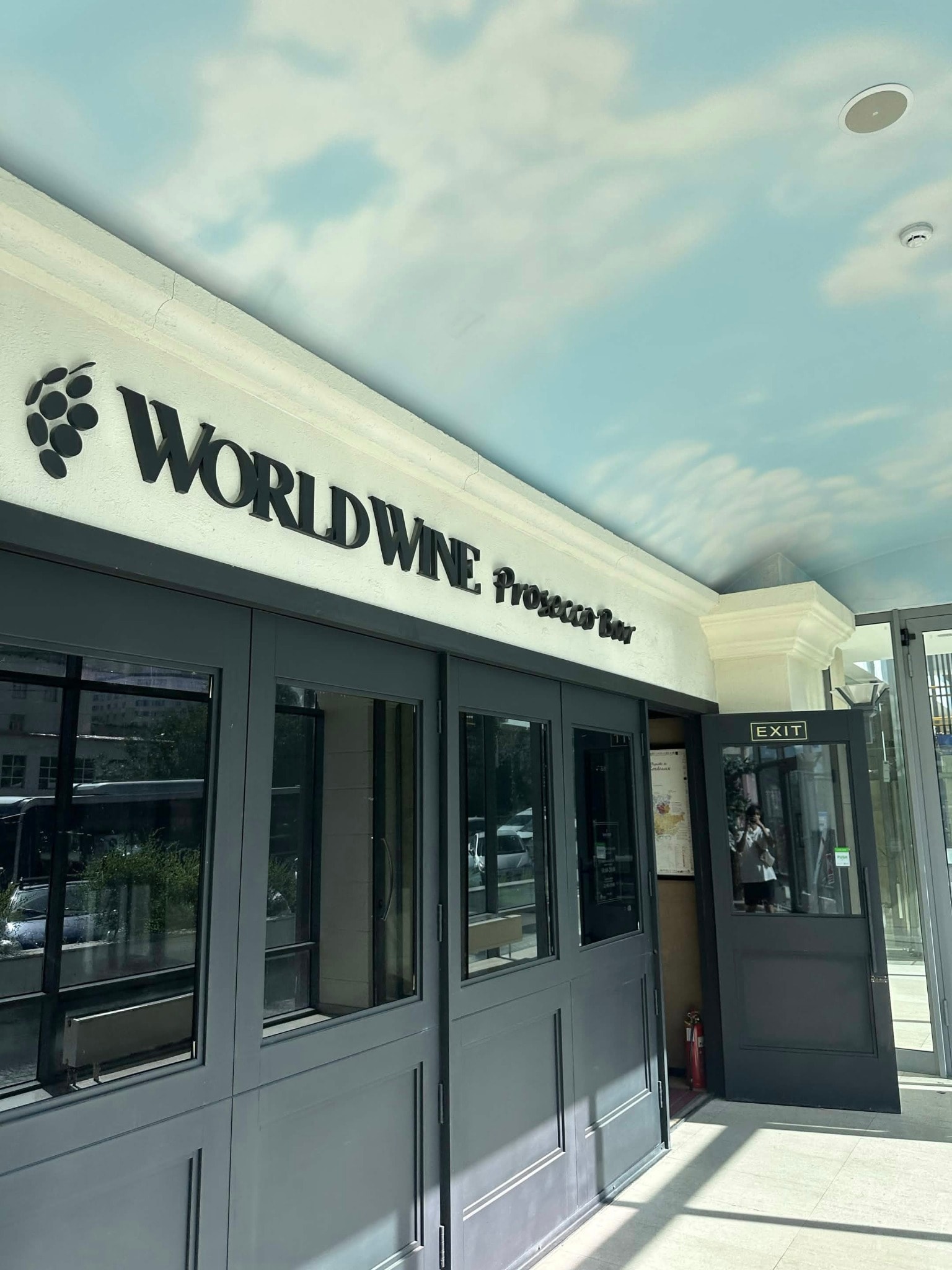 World Wine Prosecco bar
